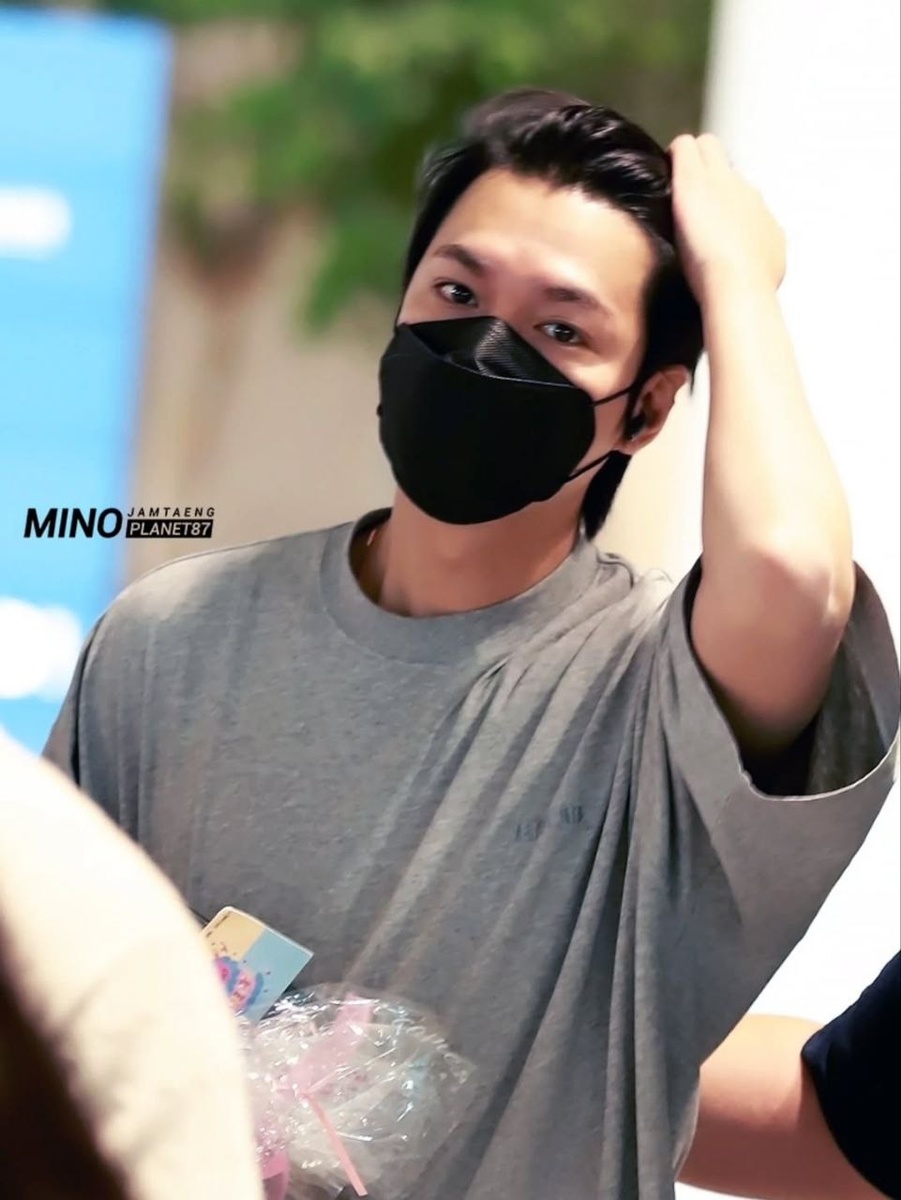 Фото от поклонников. 30 июля 2025 года. Прилет актера Ли Минхо из Сингапура. Аэропорт Инчхон, Южная Корея.