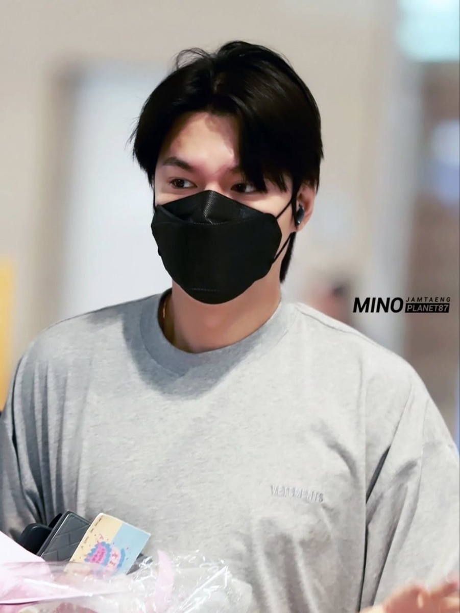 Фото от поклонников. 30 июля 2025 года. Прилет актера Ли Минхо из Сингапура. Аэропорт Инчхон, Южная Корея.