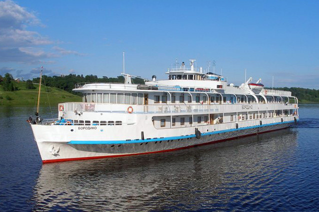 Теплоход "Бородино" (проект 305) - двухпалубный комфортабельный теплоход с обновлёнными интерьерами, уютной атмосферой и разнообразием развлечений. Одна из особенностей судна – камерная, домашняя атмосфера на борту.