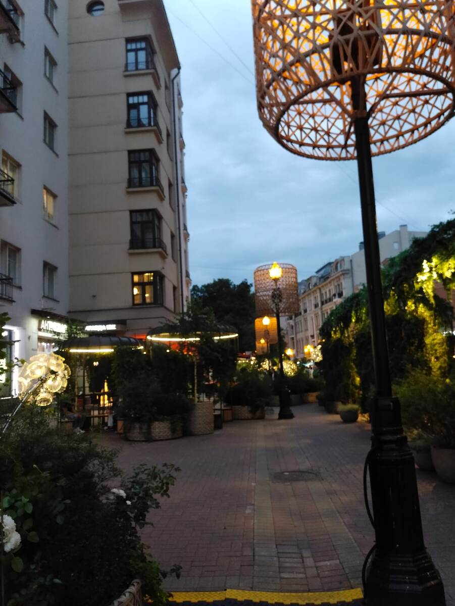 Огни,цветы и летний вечер. Старый Арбат. 