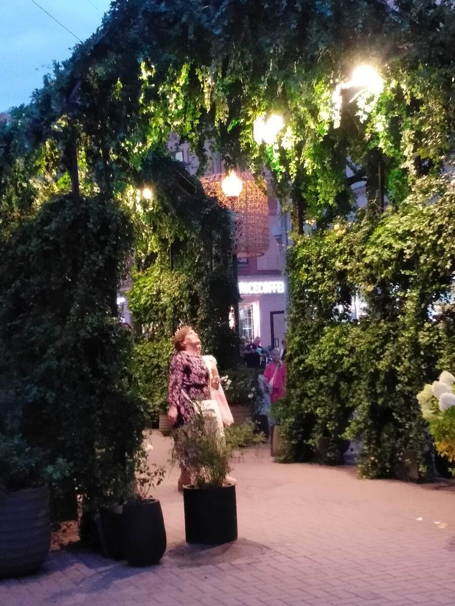 Вот так расслабляются люди на Арбате. Сэлфи, неспешная прогулка ии общение. 