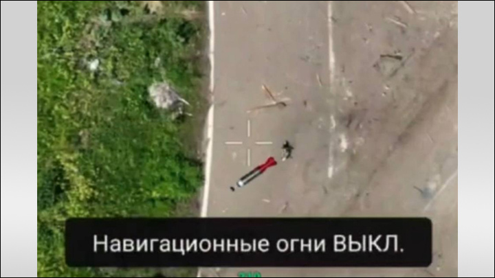  Одним из наиболее эффективных и безжалостных врагов пехоты стали беспилотники "со сбросами", сбрасывающие на головы бойцов ручные гранаты, миномётные мины и специально сделанные малоразмерные бомбы. Скриншот: ТГ-канал "Военный Осведомитель"