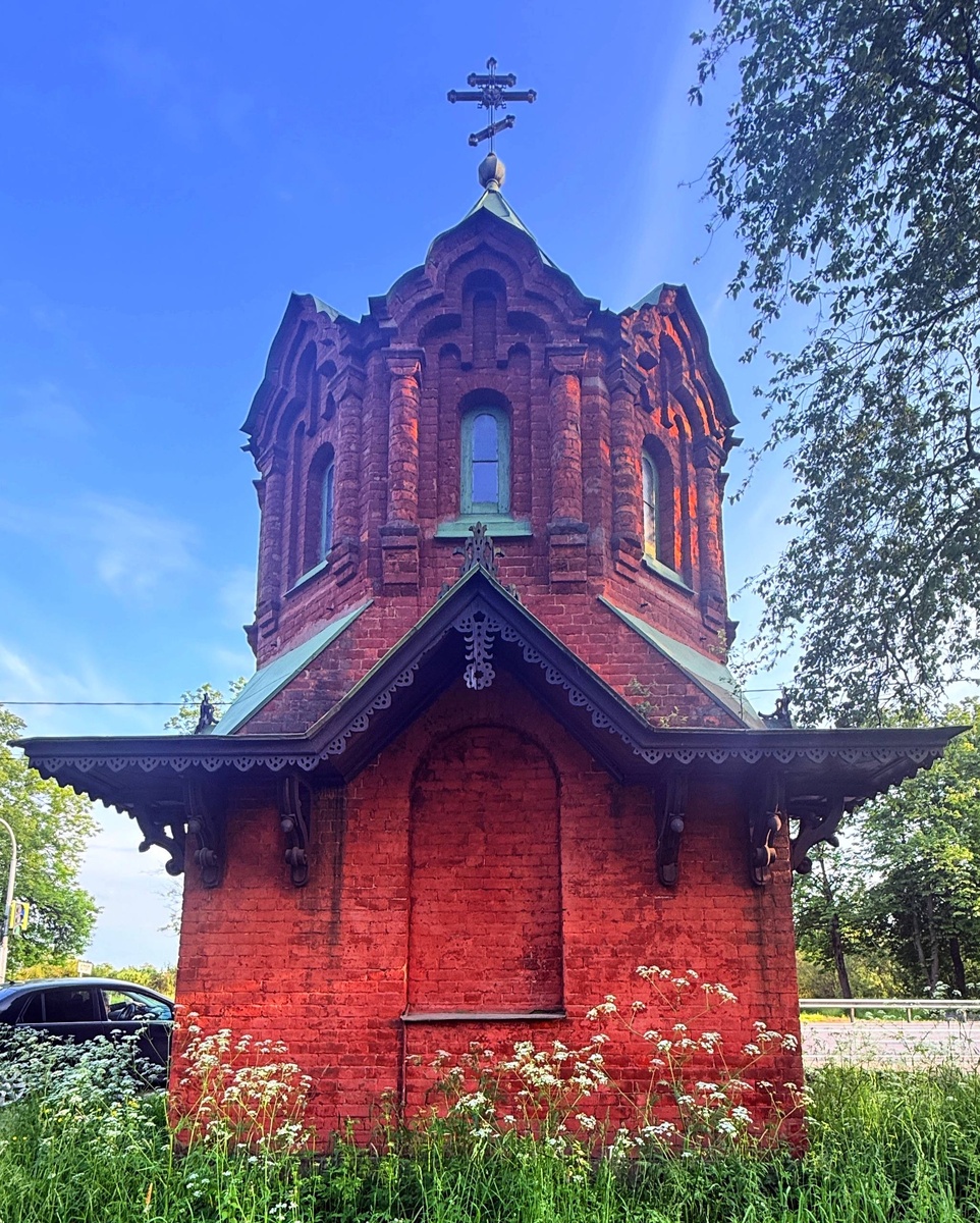 Часовня Иосифа Песнописца в усадьбе Знаменка. 1867 - арх. Бенуа Николай Леонтьевич. Фото от автора Тамара Вибе .