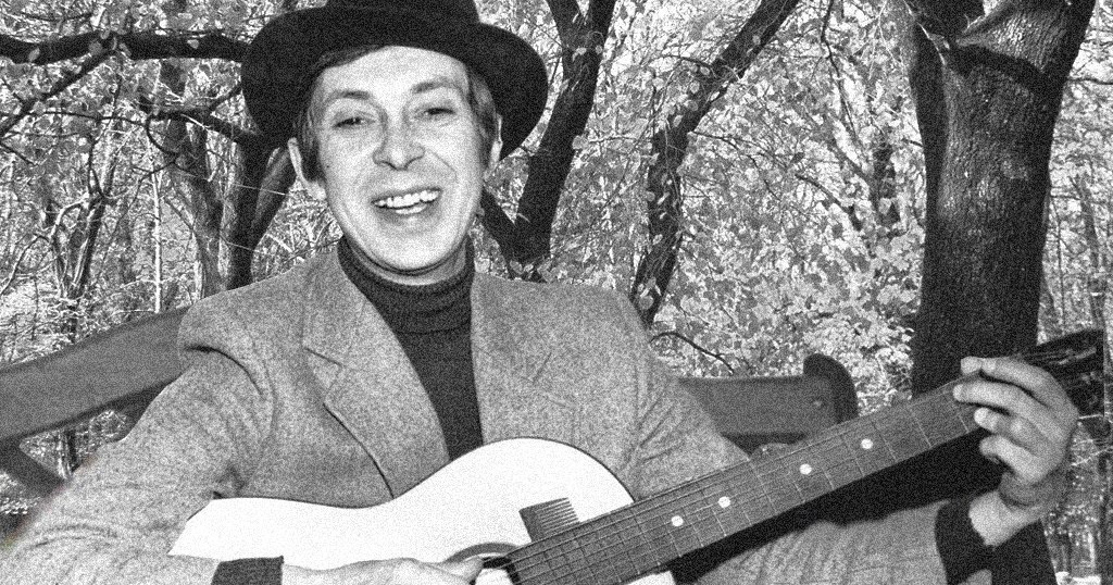 Красотка Роза танцевать уж не хотела,
Она уж с Ваською порядочно вспотела.
И улыбнулася в ответ красотка Роза,
И раскраснелась морда Васьки-шмаровоза.

