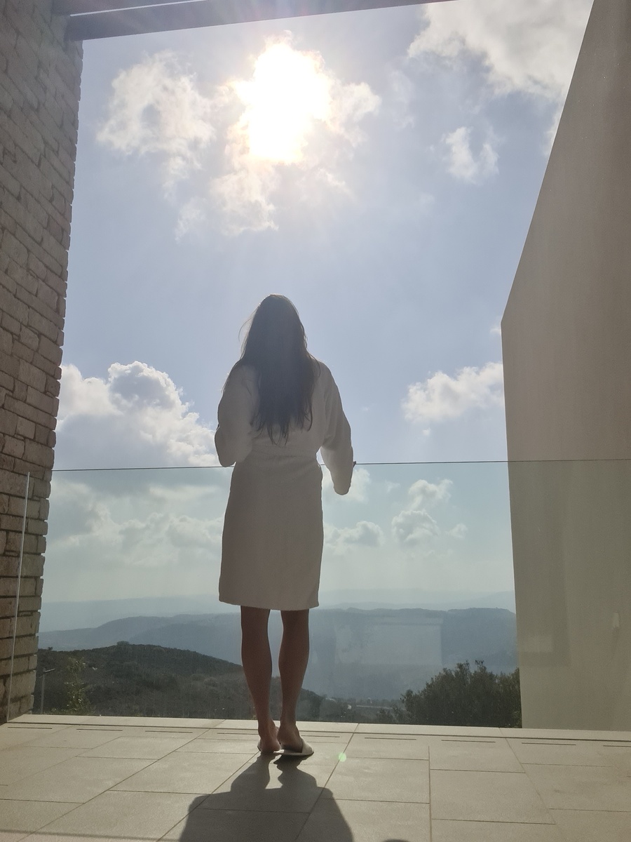 "Утро неслышно ступает по крыше, в доме своём ...". Если бы, "в своём"!!