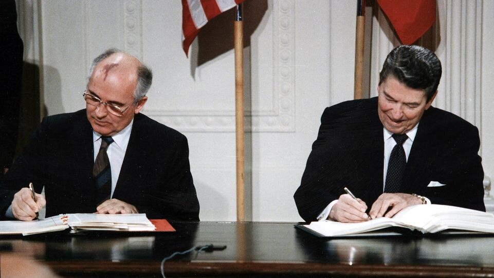    Генеральный секретарь ЦК КПСС Михаил Горбачев и президент США Рональд Рейган подписывают договор о РСМД, Вашингтон, 8 декабря 1987 года / Публичное достояние