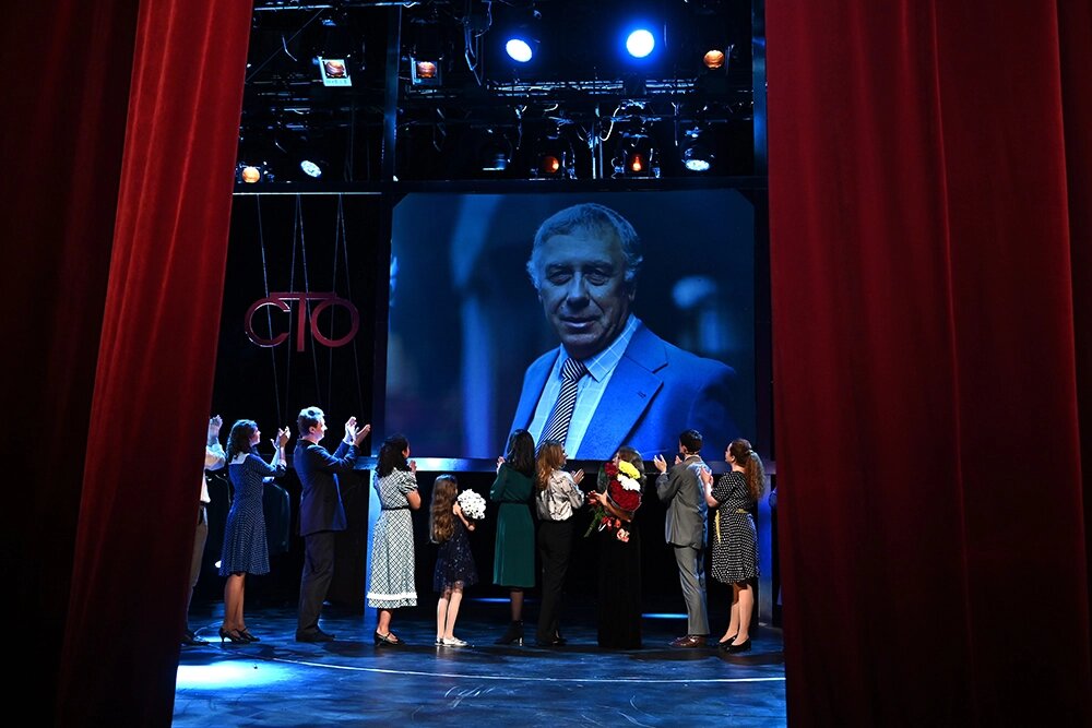    Актеры на вечере, посвященном 100-летию Анатолия Папанова, в Московском Академическом театре сатиры в Москве. Фото: РИА Новости/ Екатерина Чеснокова