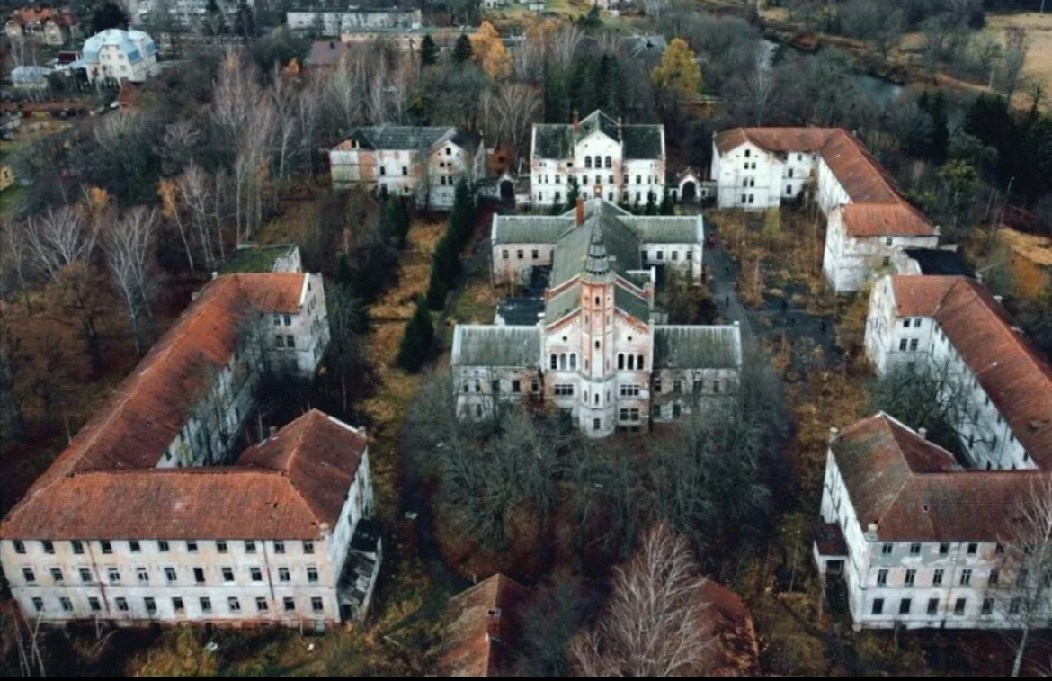 Готическая громада Алленберга. Жутко, правда? Фото взято из общедоступных источников.