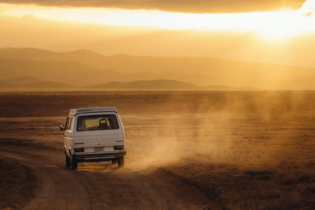 Дорожная пыль под заходящим Солнцем / FORREST CAVALE / Unsplash