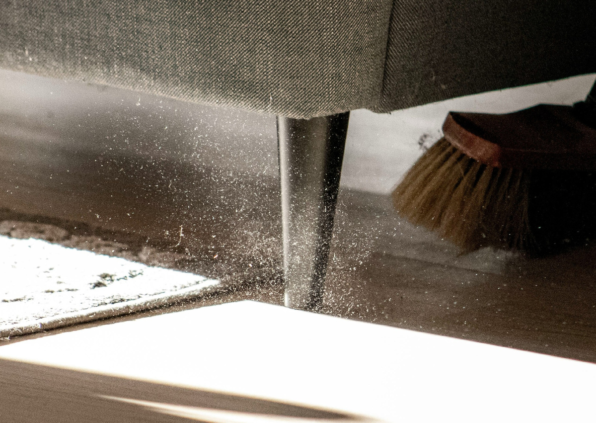 Сухая уборка пола поднимает пыль в воздух / František Čaník / Unsplash