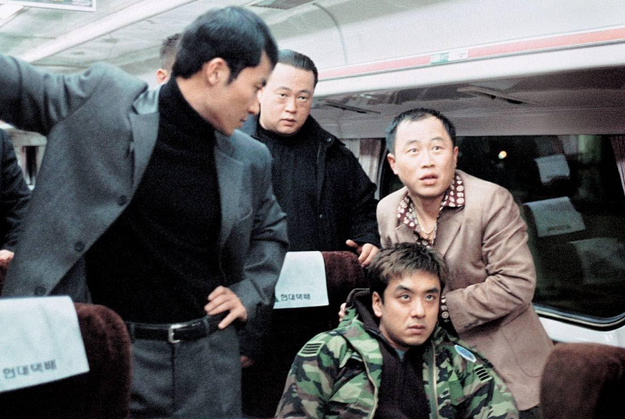 Кадр из фильма «Посвети зажигалкой»: Хо Бон-гу на сиденье