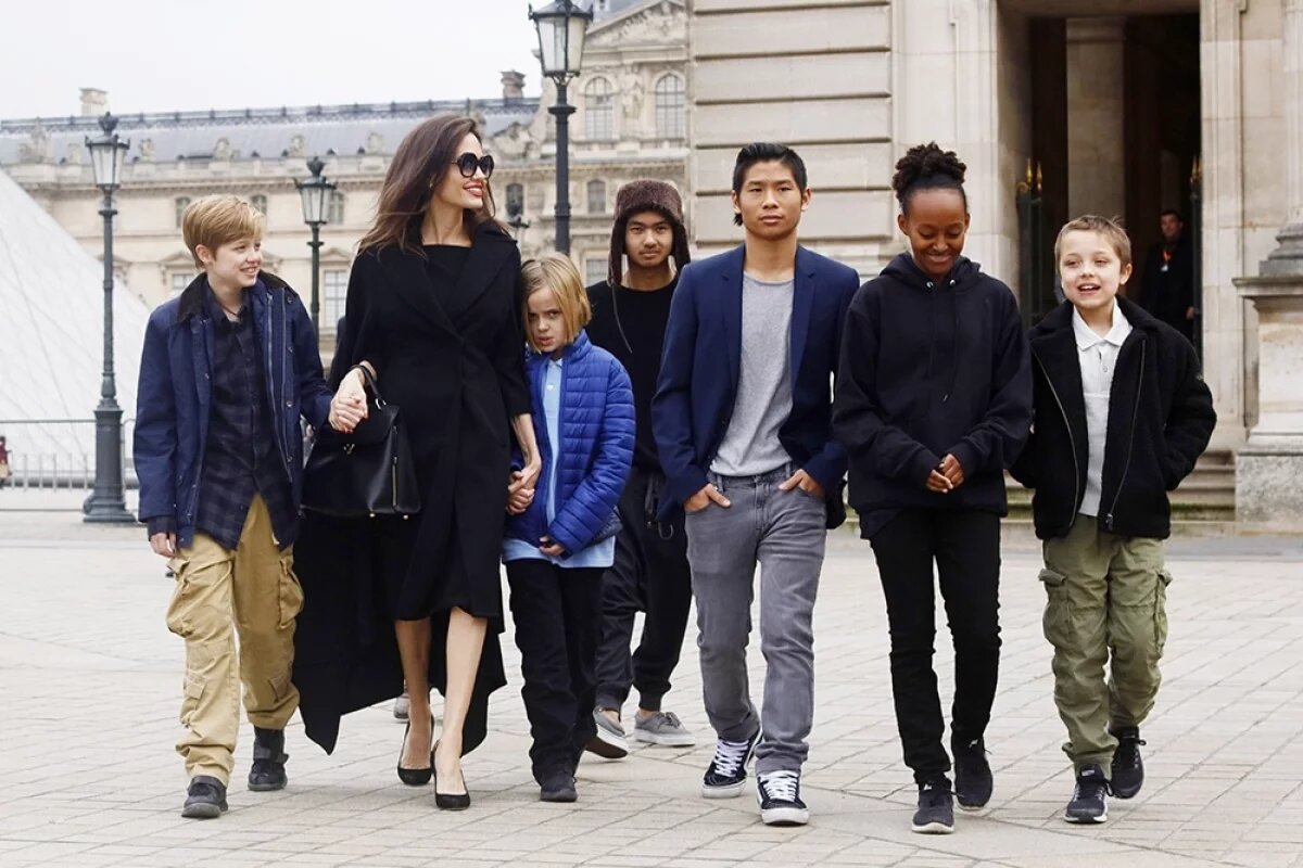    Анджелина Джоли с детьми.