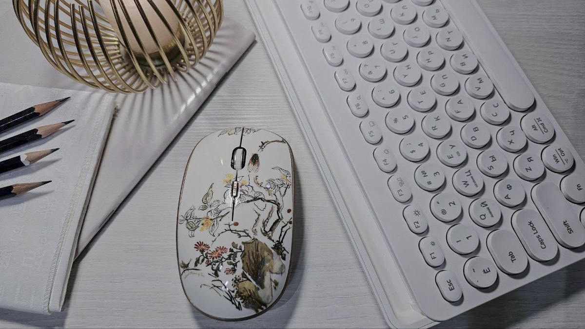 Беспроводная компьютерная мышь, выполненная с использованием техник «나전과 옻칠» и «화조화». / Фото: Виктория Решетникова