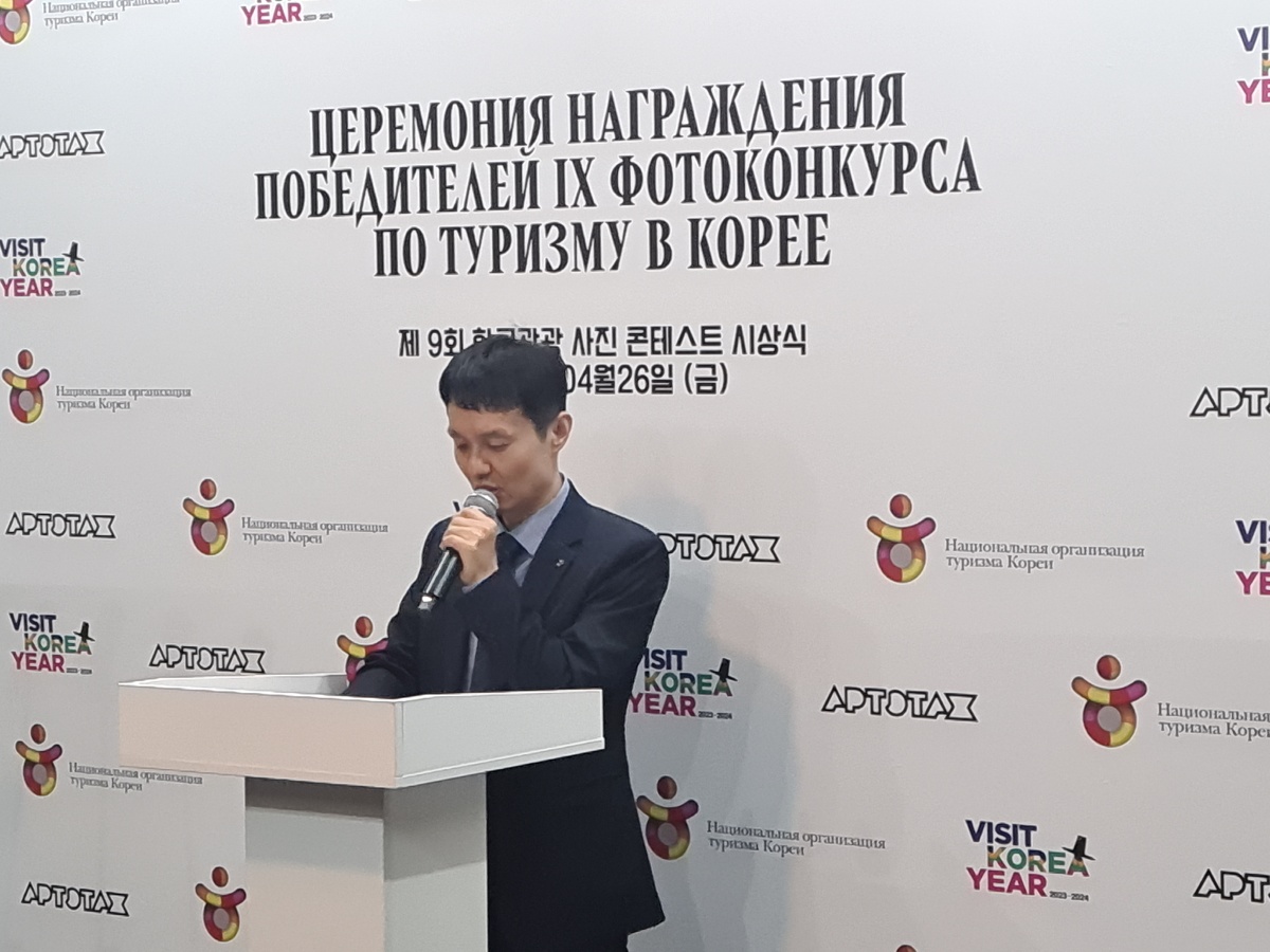 Директор Владивостокского отделения НОТК Пак Ву Чжин на церемонии награждения победителей IX фотоконкурса по туризму в Корее в 2024 году.
