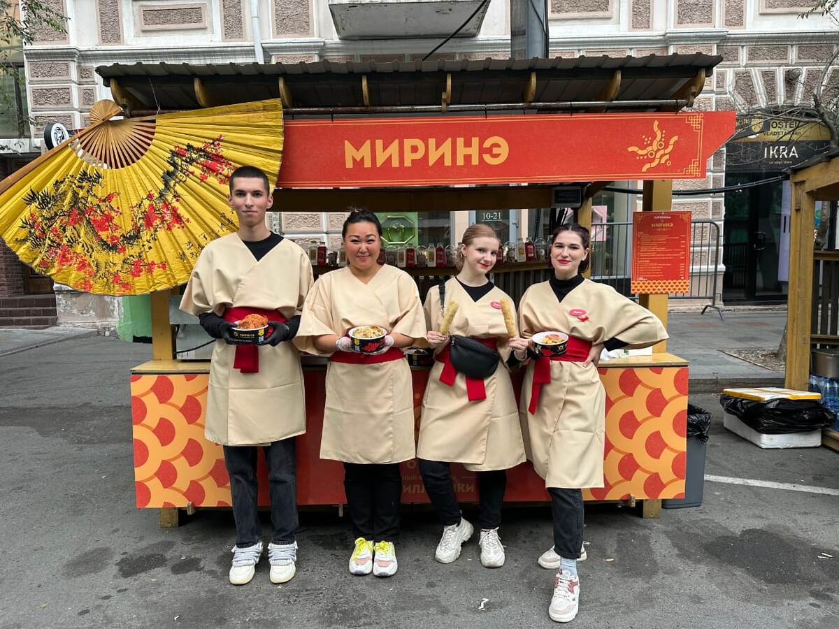 Елена Пяй и команда «Миринэ» на фестивале «Грани Миллионки» в 2023 году. / Фото: Сеть кафе корейской кухни «Миринэ»