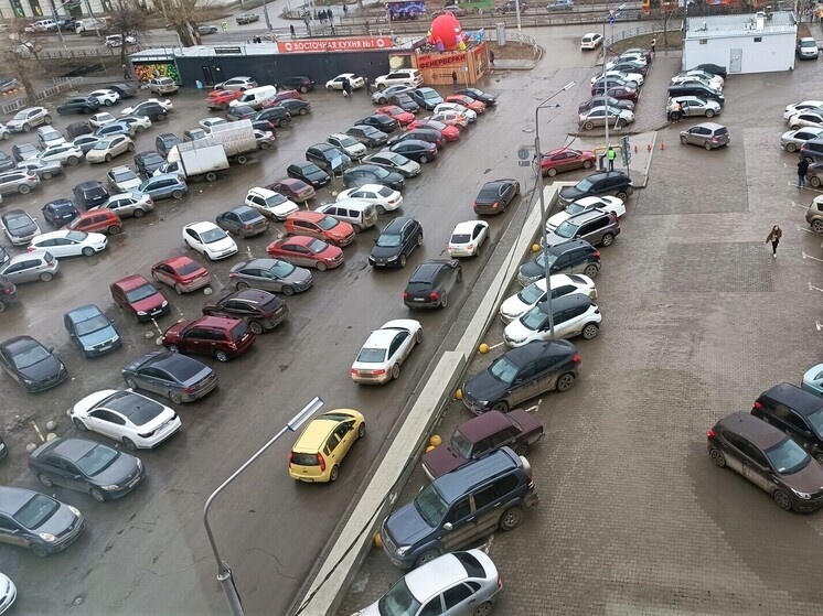     Машины в Екатеринбурге. Фото: Николай Курилов / МК-Урал.