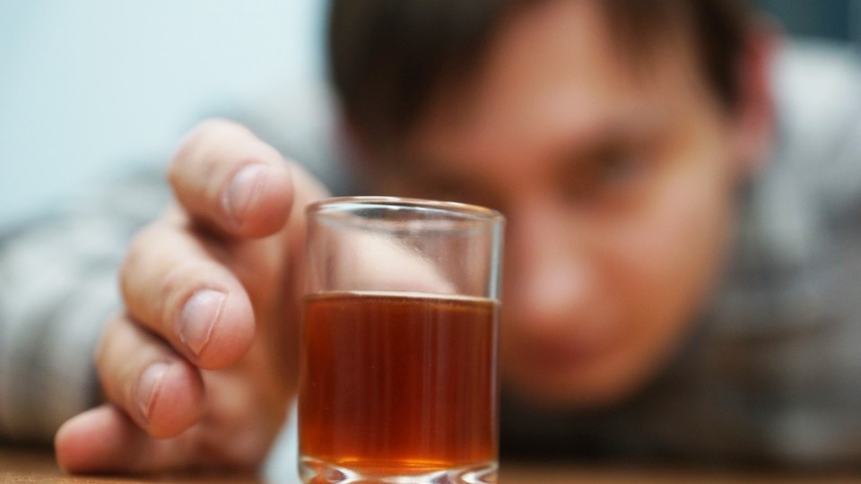 Купили спиртное в пластиковой бутылке на рынке: подробности гибели людей от суррогатной чачи