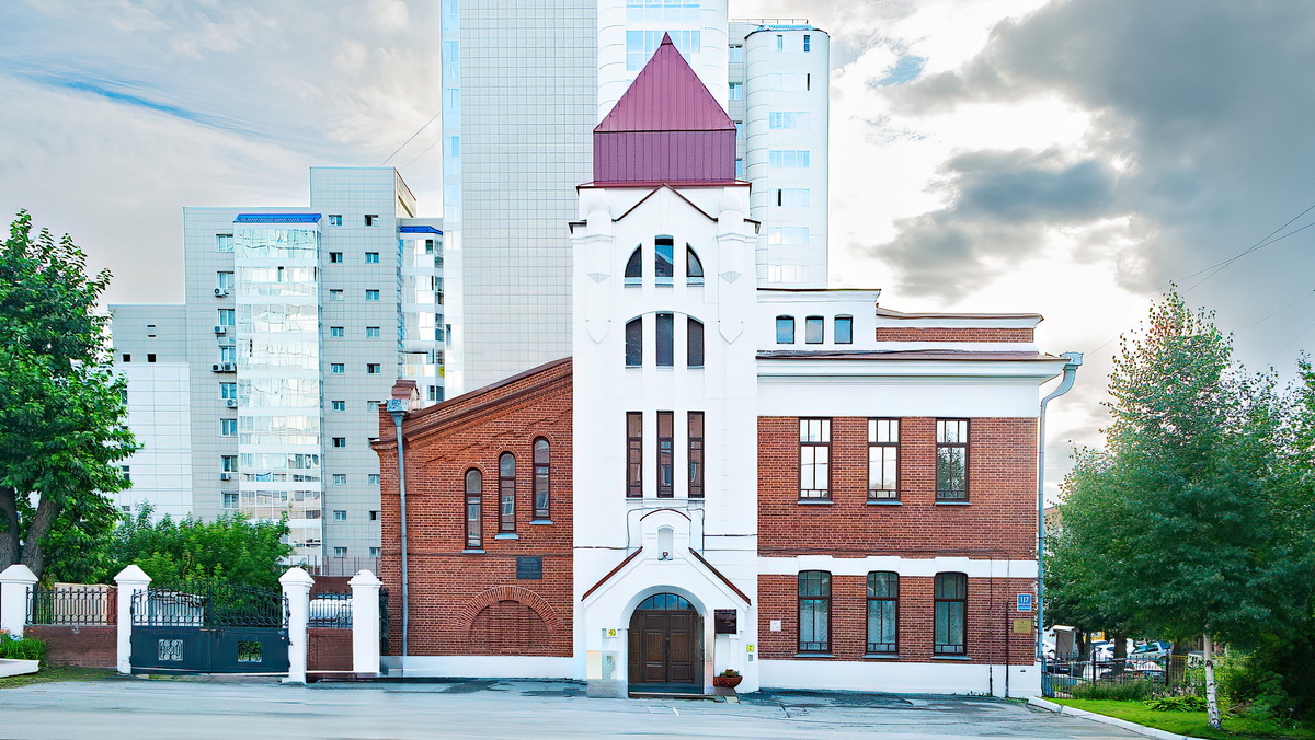 Здание Городского училища по ул. Красноярской 117. Новосибирск. Фотография - www.openmainphoto.ru