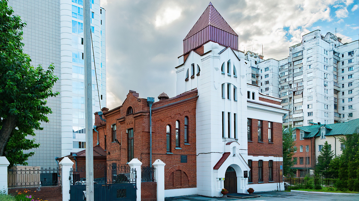Здание Городского училища по ул. Красноярской 117. Новосибирск. Фотография - www.openmainphoto.ru