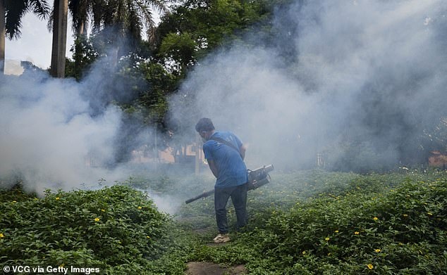 Сотрудник больницы проводит дезинфекционные работы на фоне вспышки чикунгуньи в Фошане