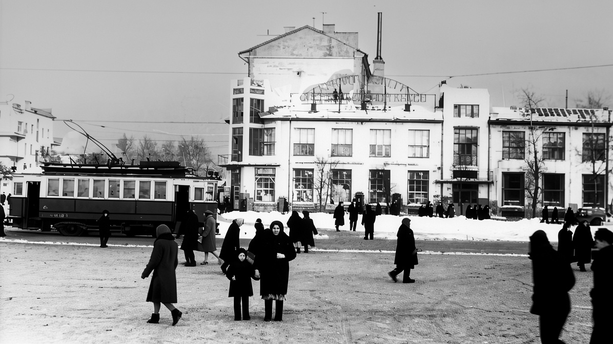 Здание универмага Новосибирского транспортного потребительского общества (НовСибТПО) по ул. Ленина, 86. Новосибирск. Историческая фотография.