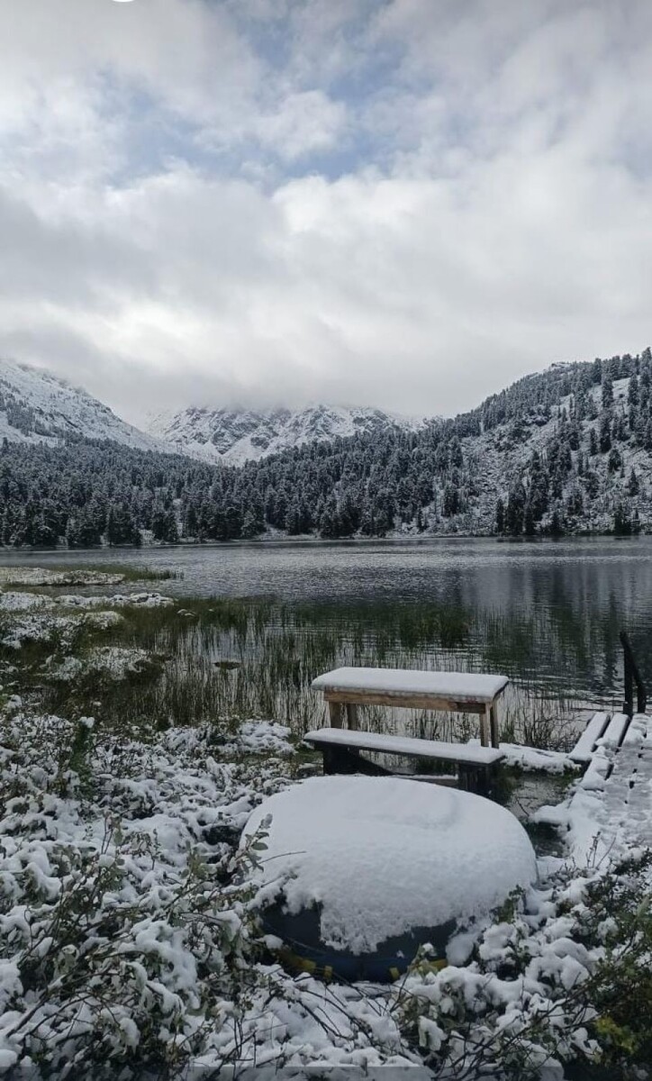    Заснеженные Каракольские озера в августе. Источник: Сообщество "Отдых в Горном Алтае/Каракольские озера" в соцсети "ВКонтакте"