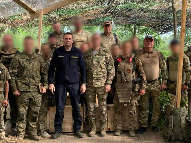 Дмитрий Демешин не раз навещал земляков из отряда БАРС-8 «Хабаровск» / фото: телеграм-канал губернатора Хабаровского края 