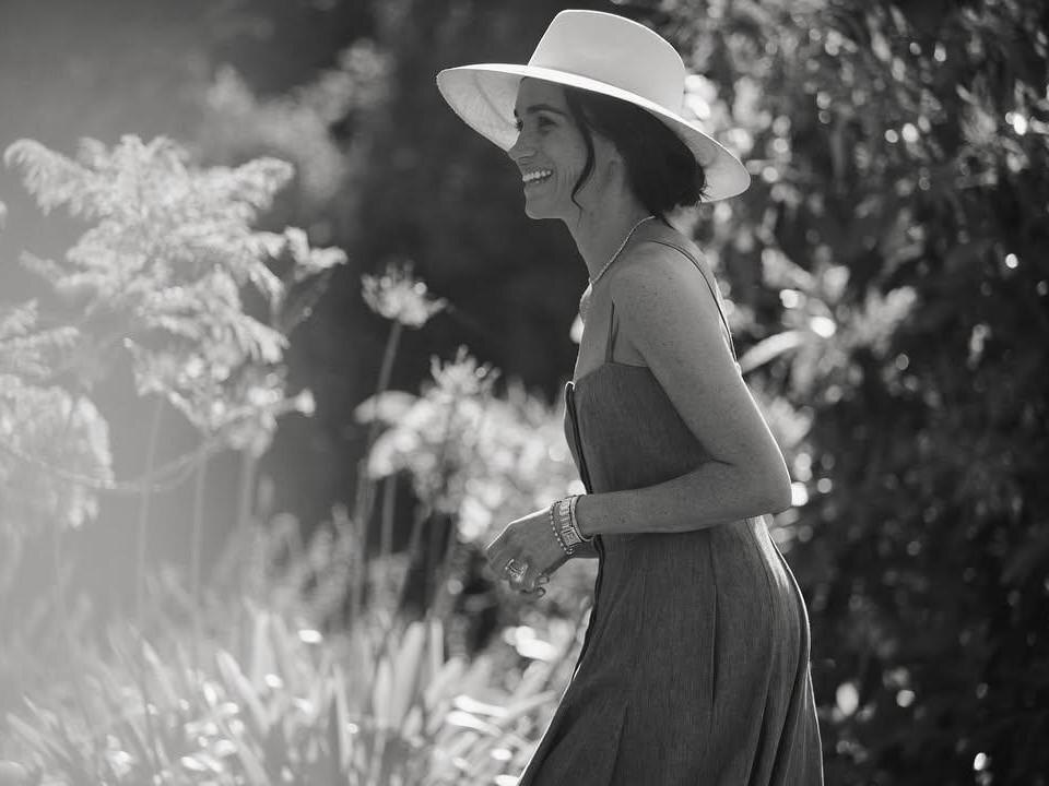 Фото с сайта As ever https://www.marieclaire.ru/vestnik/korzina-roz-i-sandalii-hermes-novoe-foto-megan-markl-v-chest-dnya-rozhdeniya/