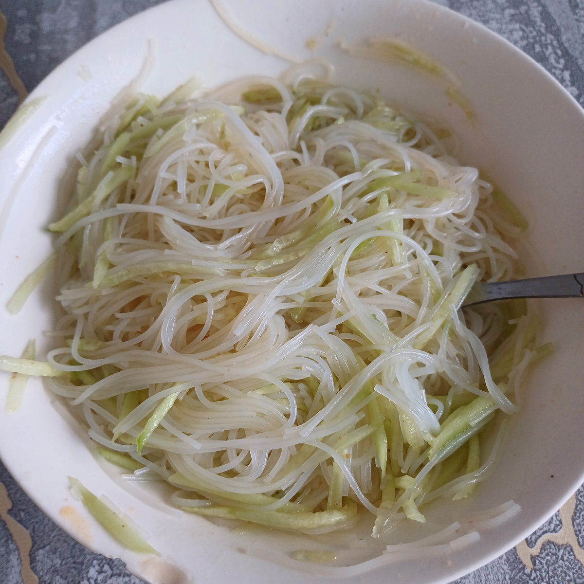 Сделала лёгкий салатик.Фунчеза,огурец  соевый соус и приправа Чим-Чим.