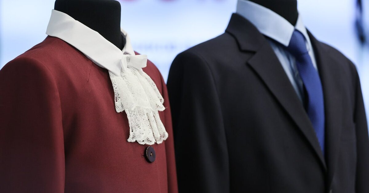 Допустимы эмблемы школ и символика России