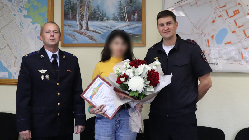    Девушка не прошла мимо жертвы мошенников и вовремя вмешалась. Фото: ОМВД России по Норильску