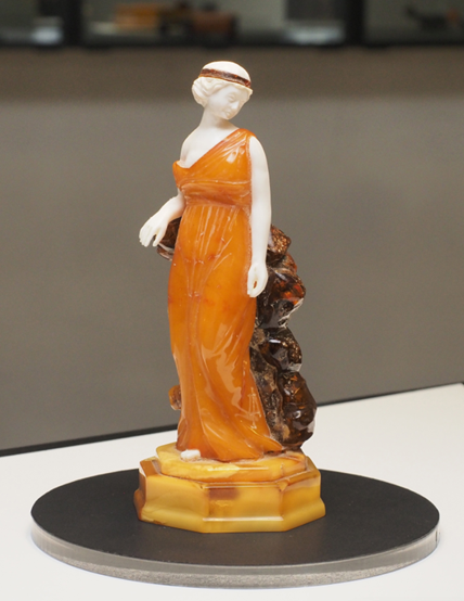 Альфред Шлегге "Диана",1941, янтарь, слоновая кость, Музей янтаря, Калининград, www.ambermuseum.ru 