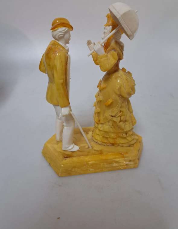 Альфред Шлегге "Разговор",1941, янтарь, слоновая кость, Аукционный дом www.sothebys.com