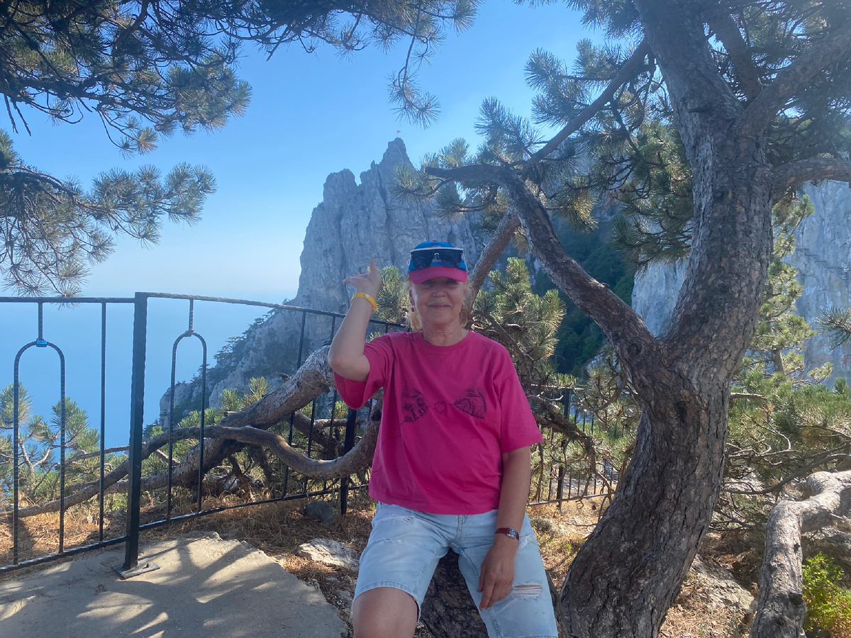 На фоне Зубцов Ай-Петри