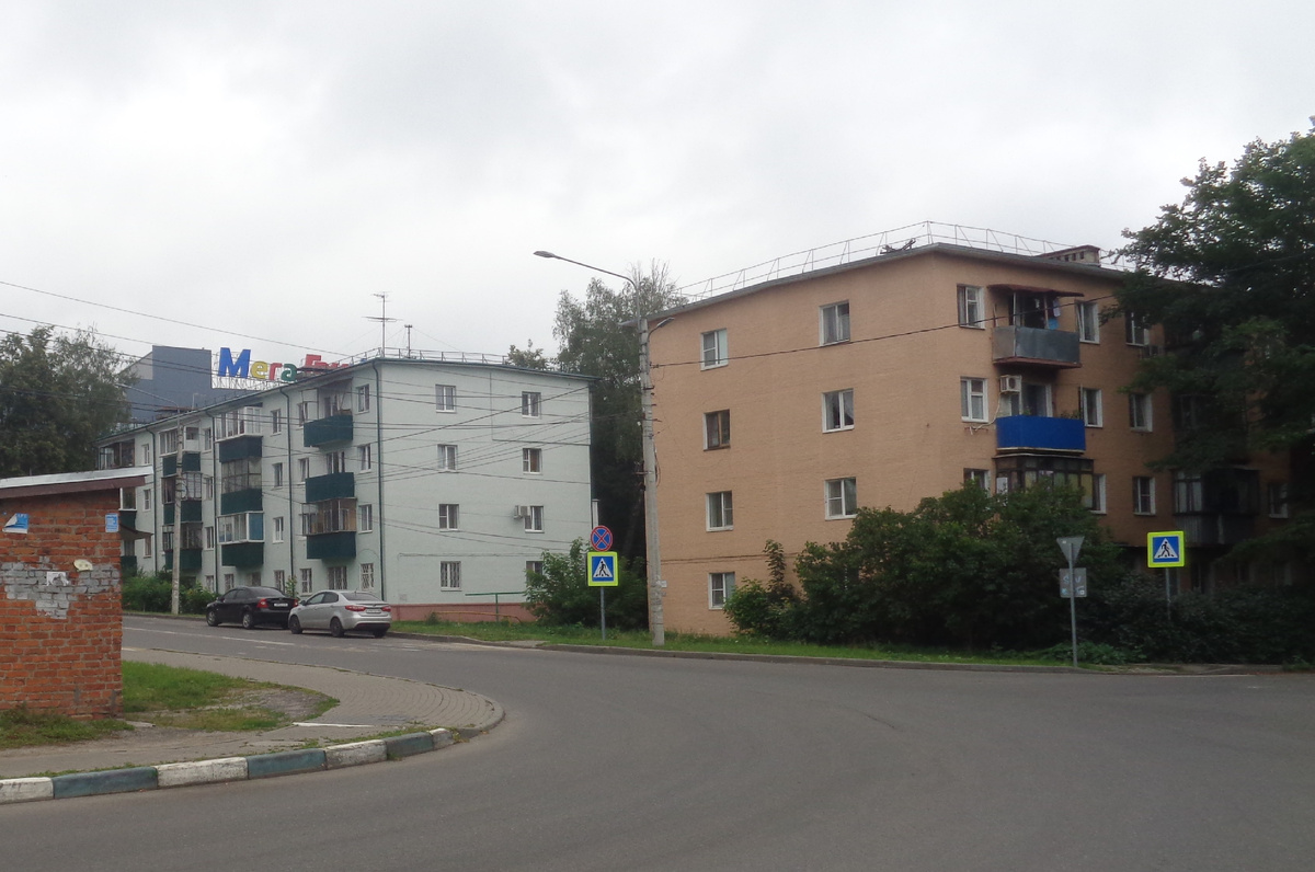 Фото автора. Перекрёсток из трёх улиц Школьная.