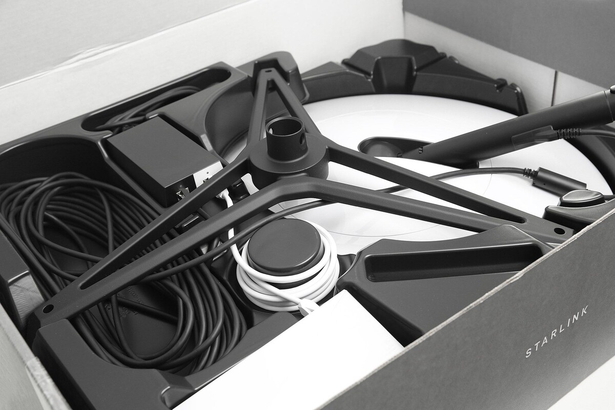    Пользовательский терминал Starlink с «тарелкой» / Источник: (cc) Tim Reckmann