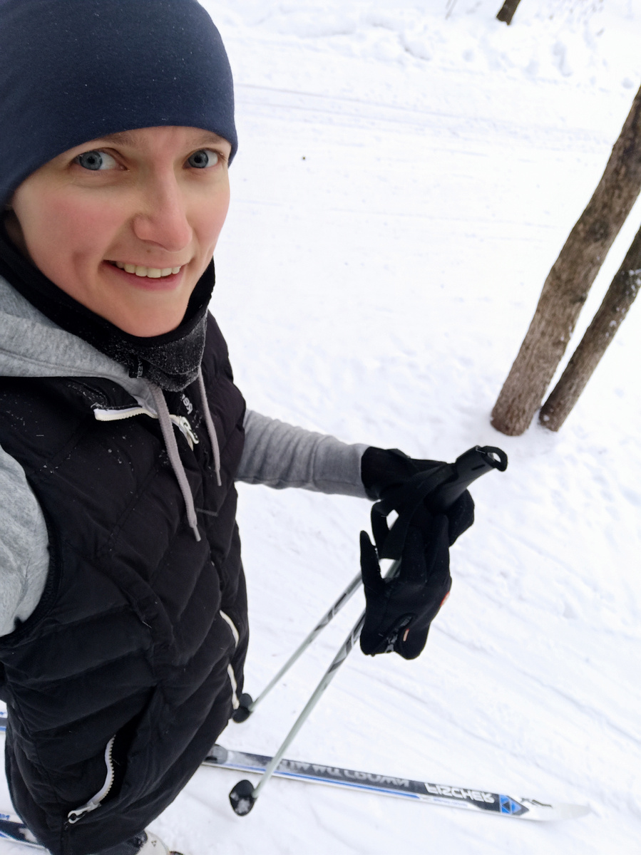 Мои родители привили мне любовь к лыжам, так так мы семьёй ходили кататься. Да и не только к лыжам, в общем я выросла очень спортивным человеком)