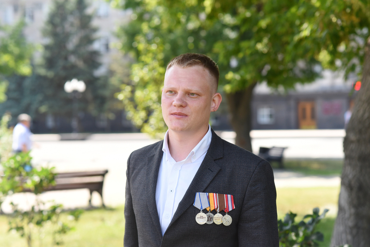 "Перед отъездом я взял с собой его маленькую фотографию и носочек. В особо тяжелые моменты сильно-сильно сжимал носочек и подносил к носу. Тоненький-тоненький запах сынишки облегчал боль".