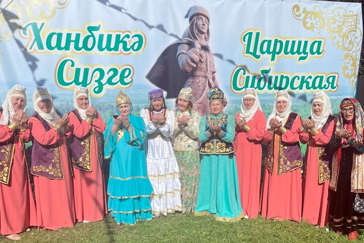    На прошедшем в минувшие выходные фестивале историко-культурного наследия сибирских татар «Искер-җыен» в Тобольске организаторы устроили фотозону, где красовался баннер с изображением памятника ханбике Сузге.   
Фото: страница Луизы Шамсутдиновой vk.com