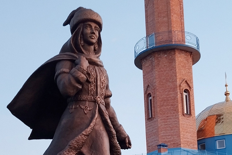    Трехметровый памятник весом 850 кг и стоимостью 4,2 млн рублей.   
Фото: страница Луизы Шамсутдиновой vk.com