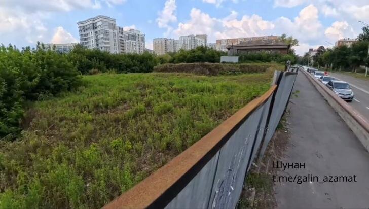    Посреди города ветхим забором огорожены раскопки на месте двухтысячелетнего поселения