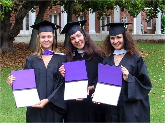 Недавно Генеральная прокуратура РФ признала нежелательной на территории России деятельность иностранной организации Йельский университет (США): https://epp.genproc.gov.ru/web/gprf/mass-media/news?item=105599116 В прокуратуре заявили, что университетом проводятся работы по дестабилизации социально-экономической и политической обстановки в России,  а также проводится обучение оппозиционных лидеров иностранных государств. Выпускниками этого университета были такие известные люди в нашей стране, как Эльвира Набиуллина, глава ЦБ, Игорь Шувалов, бывший вице-премьер РФ, ныне глава ВЭБ РФ, Олег Дерипаска, олигарх, основатель "Русала", Константин Ремчуков, главный редактор "Независимой газеты". И таких выпускников, по заявлению главы СВР (Службы Внешней Разведки) Нарышкина, у нас в стране более 80 000 человек. И все они работают в госорганах, судах, на телевидении, являются лидерами общественного мнения.Выпускники американских программ прекрасно себя чувствуют, работая на любой должности в нашей стране в  интересах США. Наши интересы они вообще не будут соблюдать. Для того чтобы в государственные органы власти принимали на работу патриотов, нужно изменить статью 13.2 Конституции РФ: запрет государственной идеологии, то есть изменить систему на обретение Россией суверенитета.А для этого нужно продолжить преобразование Конституции,  начатое В.В.Путиным.   Автор: Олег Башарин