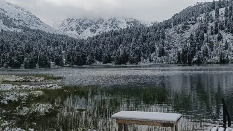     Августовский снег на Каракольских озерах. ВК группа «Отдых в Горном Алтае/Каракольские озера»