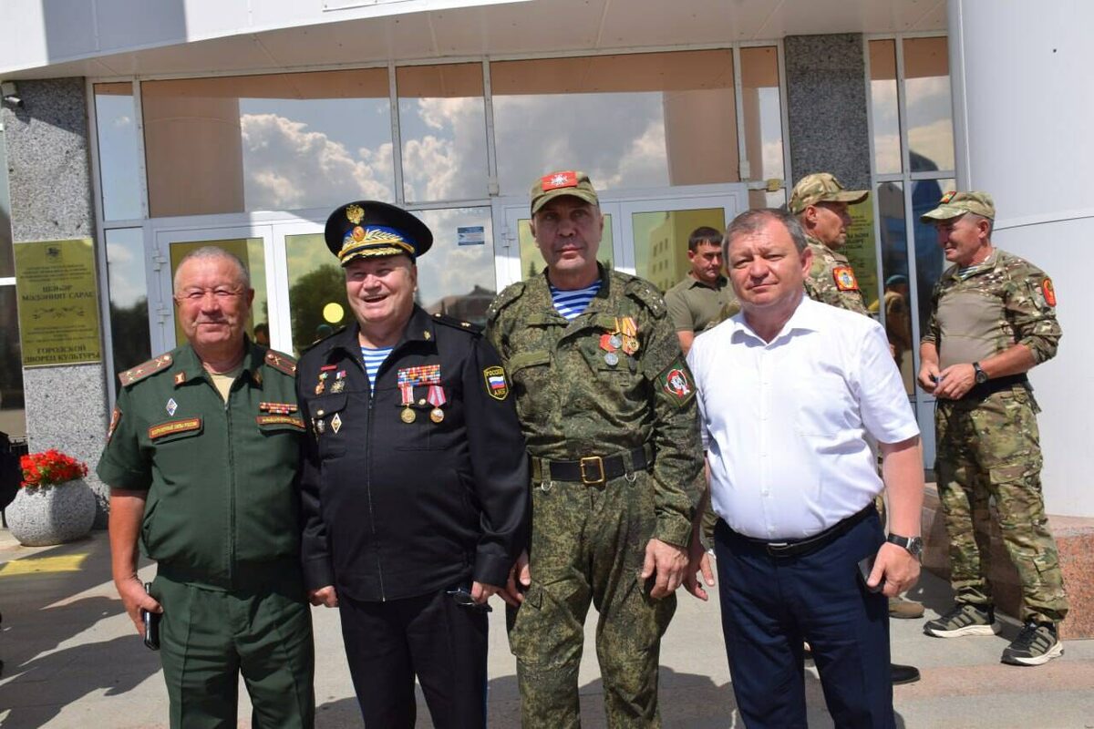 На фото: военком Нурлата Загир Абдуллин, председатель исполкома Татарстанского регионального отделения «Боевое братство», генерал-майор Вениамин Чубаренко, Ангел, глава Нурлатского района Дамир Ишкинеев / Фото предоставлено Лейсан Галиевой.