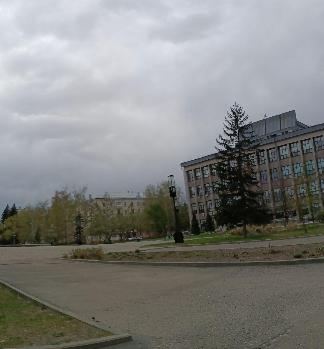 Где-то на просторах моего мрачного города. Облачно и дождливо. Фотография автора, август 2025 года. 