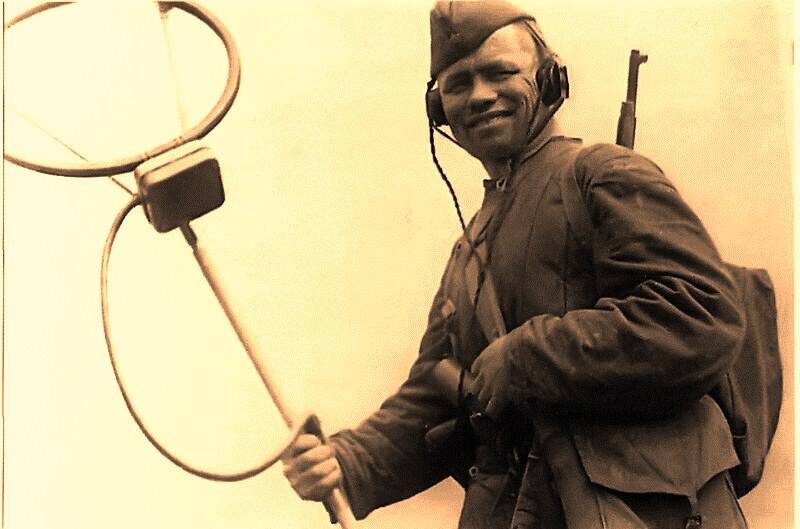 Советский солдат с миноискателем ВИМ-203