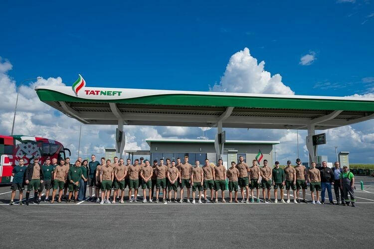    Перед игрой «Ак Барс» заехал на новую заправку.   
Фото: ak-bars.ru