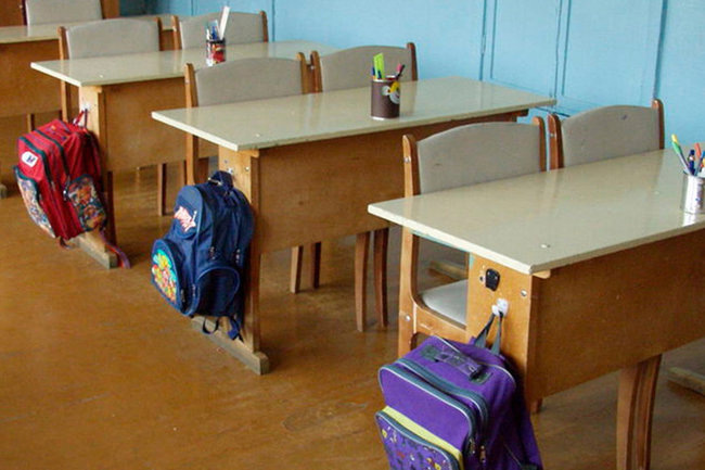    школа / парты / рюкзак