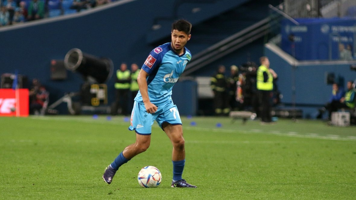    Полузащитник «Зенита» Ильзат Ахметов. Global Look Press