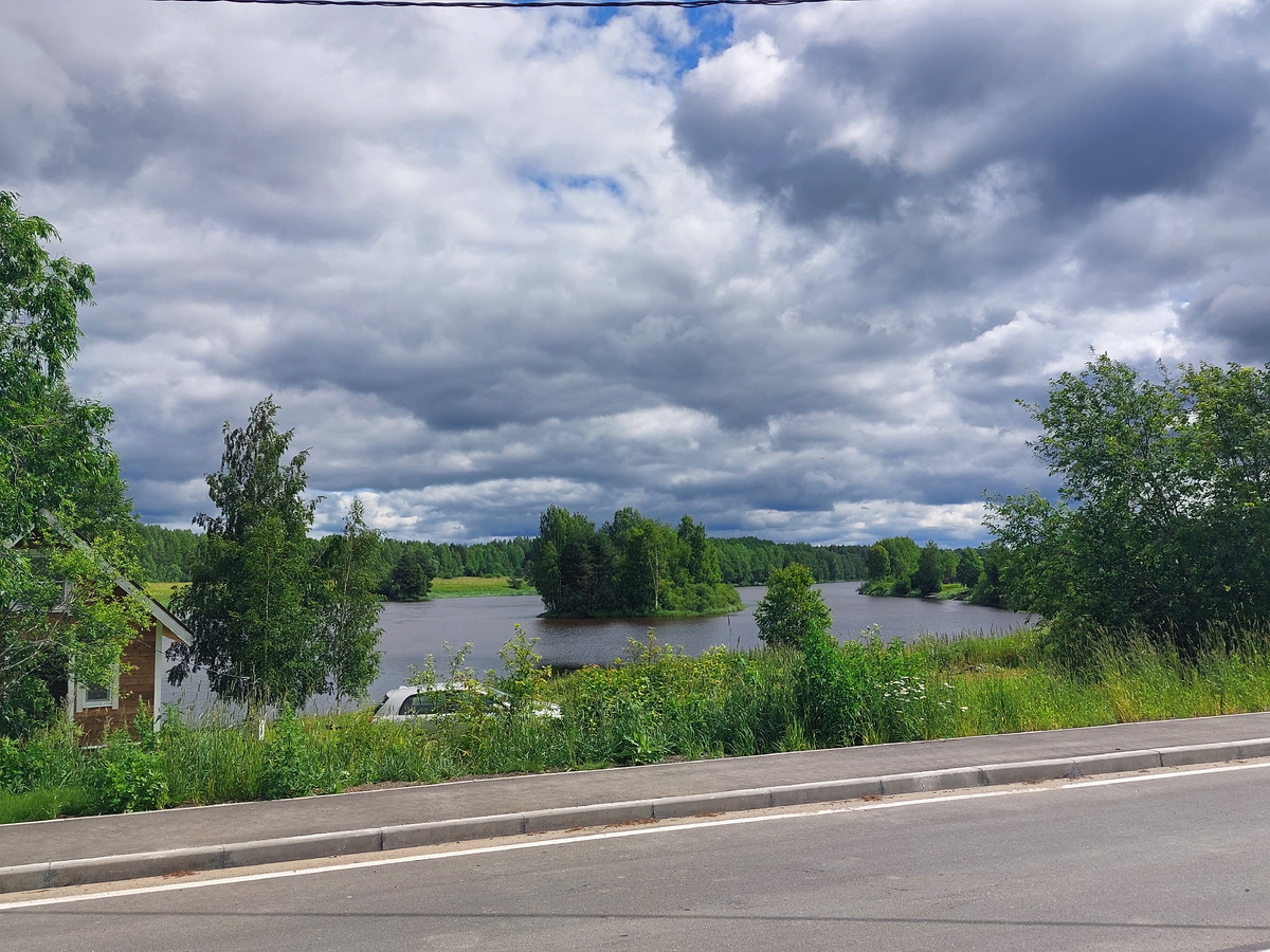 Вид на реку Шуя и небольшие островки посреди течения